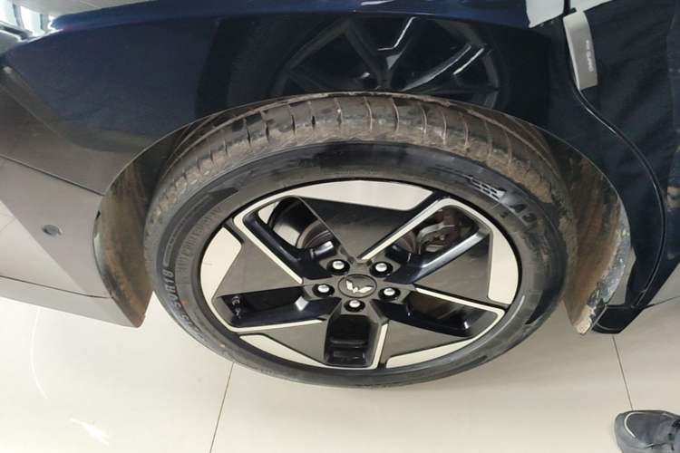 Used Wuling Xingguang 2025 610 km Smart Flagship Version Right Rear Wheel Hub