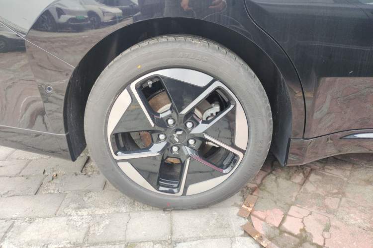 Used Wuling Xingguang 2025 610 km Smart Flagship Version Right Rear Wheel Hub