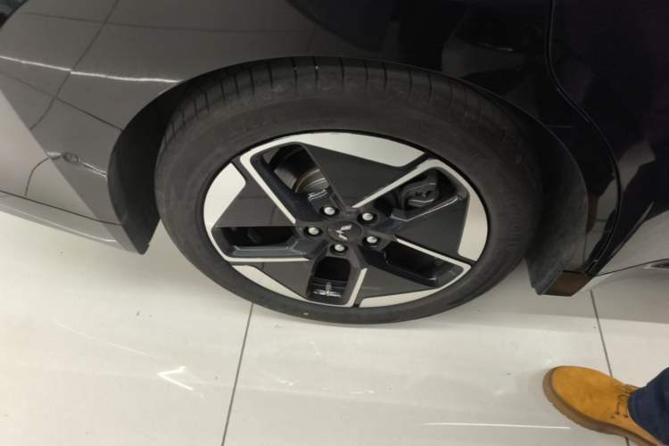 Used Wuling Xingguang 2025 610 km Smart Flagship Version Right Rear Wheel Hub