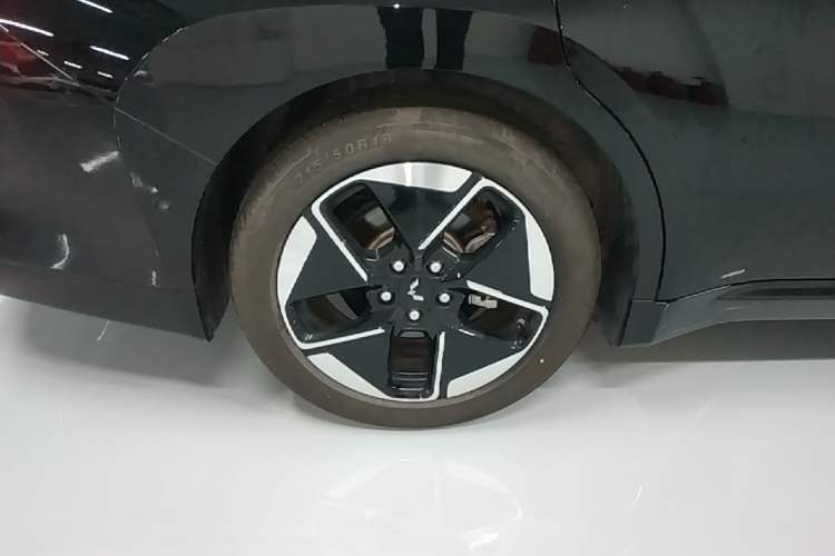 Used Wuling Xingguang 2025 610 km Smart Flagship Version Right Rear Wheel Hub