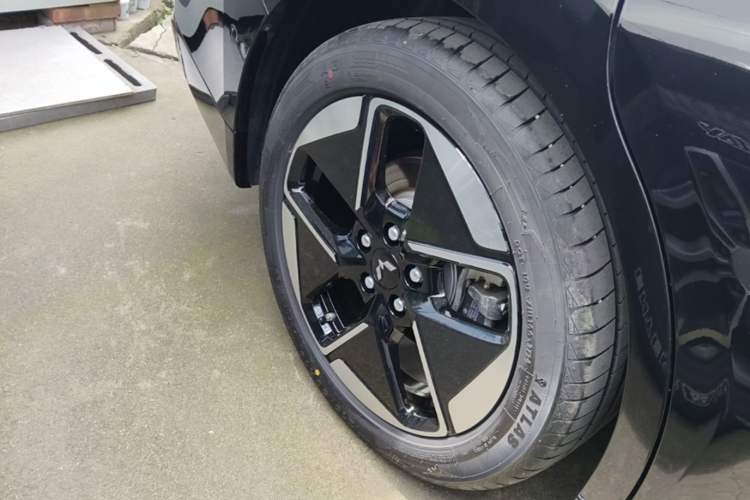 Used Wuling Xingguang 2025 610 km Smart Flagship Version Right Rear Wheel Hub
