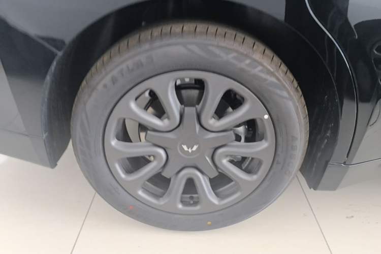 Used Wuling Xingguang 2025 70km Smart Standard Version Right Rear Wheel Hub