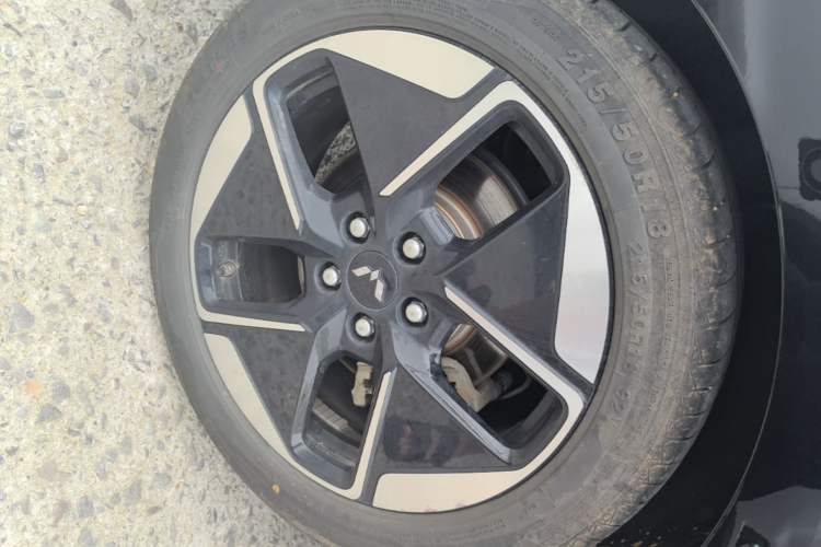 Used Wuling Xingguang 2025 610 km Smart Flagship Version Right Rear Wheel Hub
