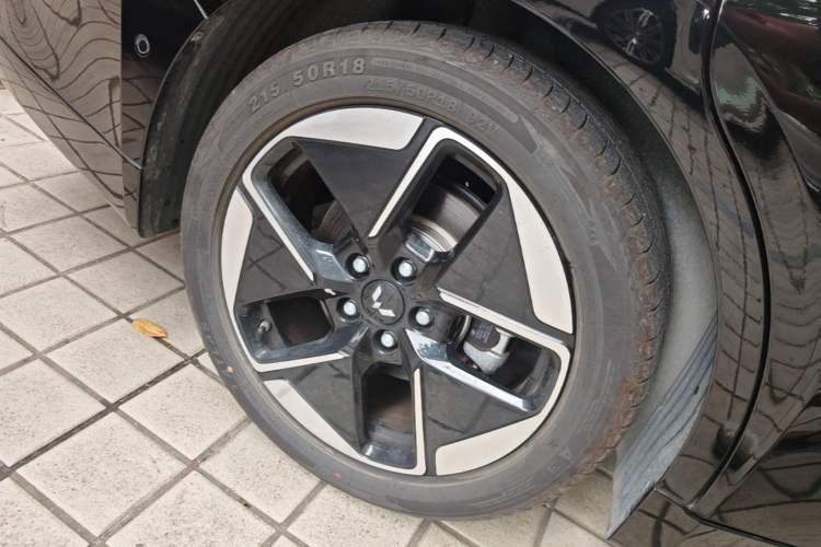 Used Wuling Xingguang 2025 610 km Smart Flagship Version Right Rear Wheel Hub