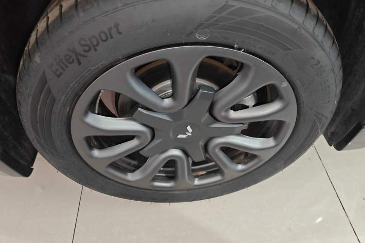 Used Wuling Xingguang 2025 70km Smart Standard Version Right Rear Wheel Hub