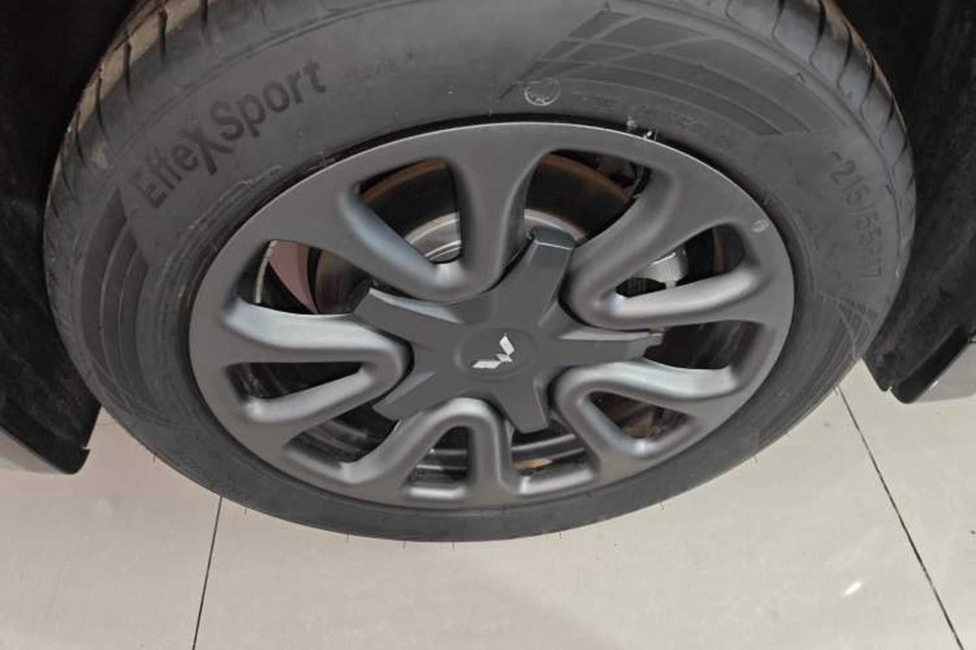 Used Wuling Xingguang 2025 70km Smart Standard Version Right Rear Wheel Hub