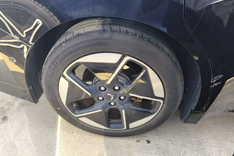 Used Wuling Xingguang 2025 610 km Smart Flagship Version Right Rear Wheel Hub