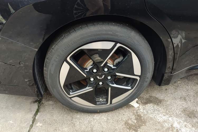 Used Wuling Xingguang 2025 610 km Smart Flagship Version Right Rear Wheel Hub