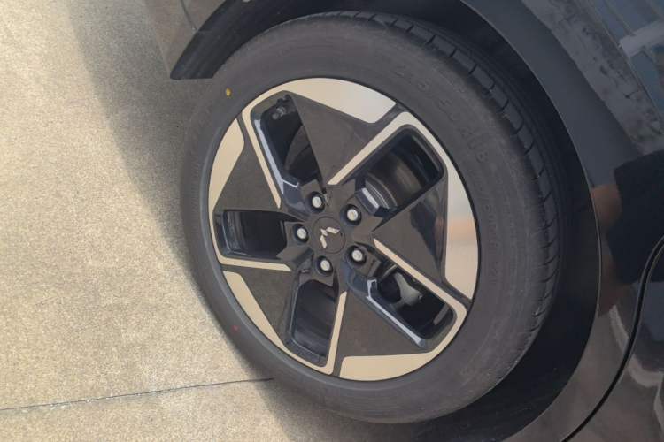 Used Wuling Xingguang 2025 610 km Smart Flagship Version Right Rear Wheel Hub