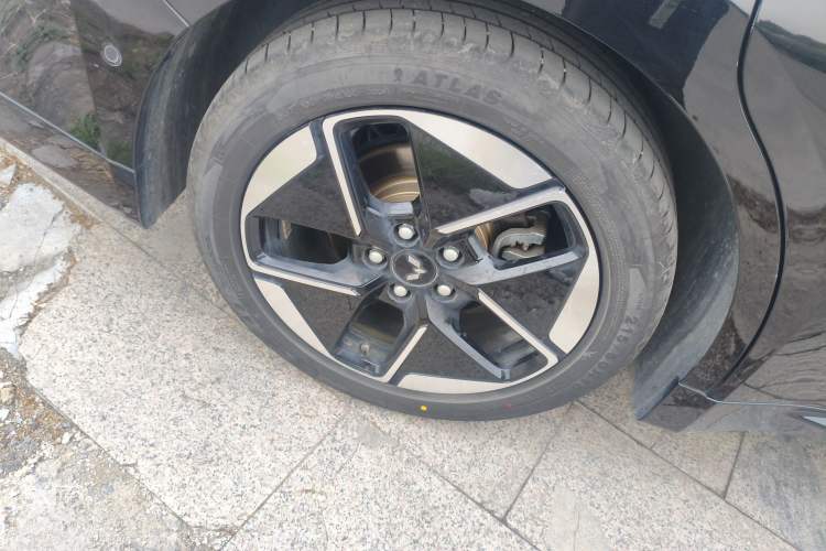 Used Wuling Xingguang 2025 610 km Smart Flagship Version Right Rear Wheel Hub