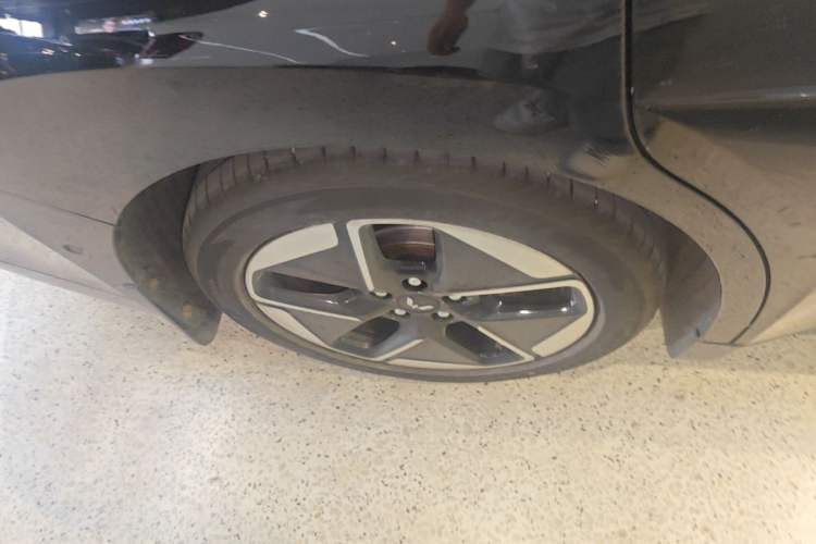 Used Wuling Xingguang 2025 610 km Smart Flagship Version Right Rear Wheel Hub