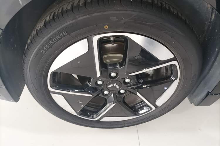 Used Wuling Xingguang 2025 610 km Smart Flagship Version Right Rear Wheel Hub
