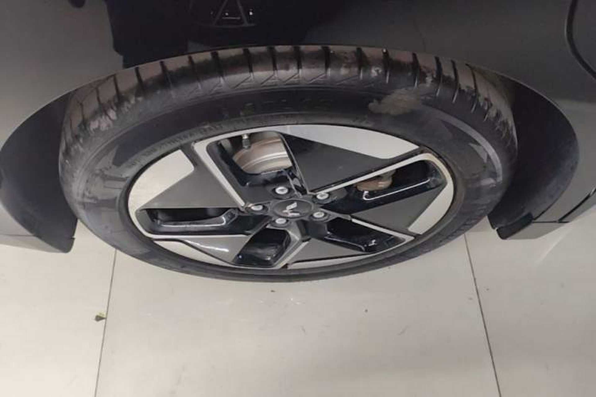 Used Wuling Xingguang 2025 610 km Smart Flagship Version Right Rear Wheel Hub