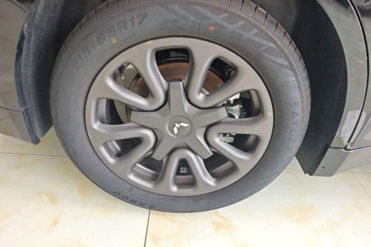 Used Wuling Xingguang 2025 70km Smart Standard Version Right Rear Wheel Hub