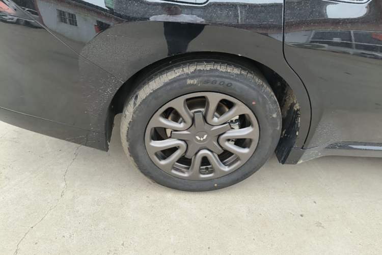 Used Wuling Xingguang 2025 70km Smart Standard Version Right Rear Wheel Hub