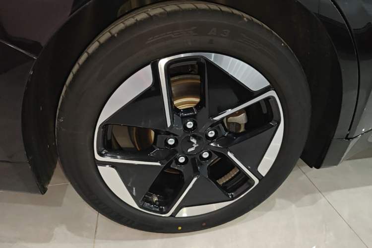 Used Wuling Xingguang 2025 610 km Smart Flagship Version Right Rear Wheel Hub
