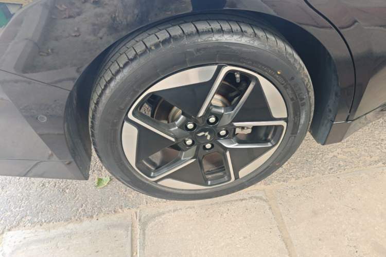 Used Wuling Xingguang 2025 610 km Smart Flagship Version Right Rear Wheel Hub