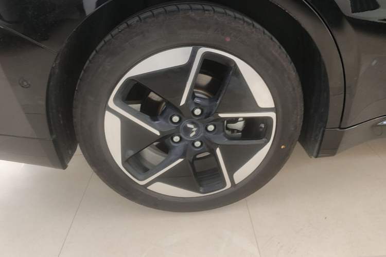 Used Wuling Xingguang 2025 610 km Smart Flagship Version Right Rear Wheel Hub