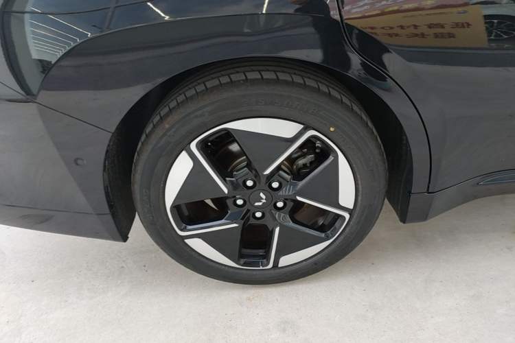 Used Wuling Xingguang 2025 610 km Smart Flagship Version Right Rear Wheel Hub