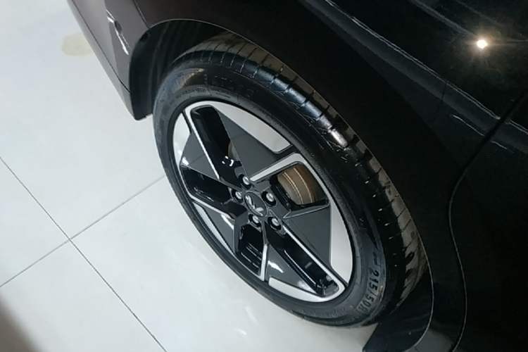 Used Wuling Xingguang 2025 610 km Smart Flagship Version Right Rear Wheel Hub