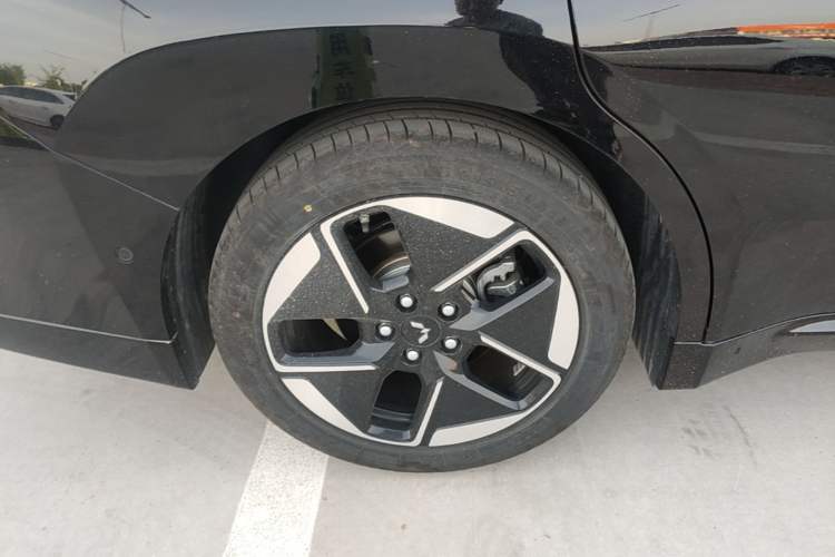 Used Wuling Xingguang 2025 610 km Smart Flagship Version Right Rear Wheel Hub
