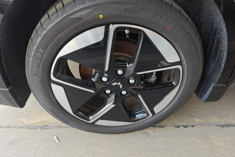 Used Wuling Xingguang 2025 610 km Smart Flagship Version Right Rear Wheel Hub