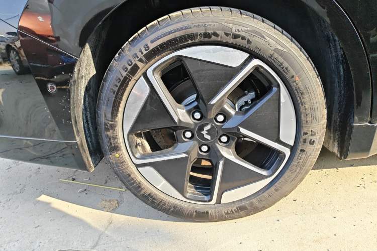Used Wuling Xingguang 2025 610 km Smart Flagship Version Right Rear Wheel Hub
