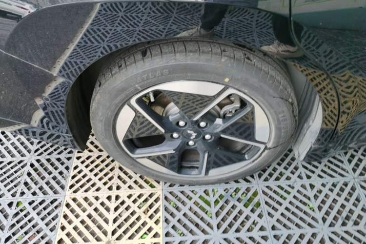 Used Wuling Xingguang 2025 610 km Smart Flagship Version Right Rear Wheel Hub