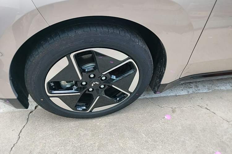 Used Wuling Xingguang 2025 610 km Smart Flagship Version Left Front Wheel Hub