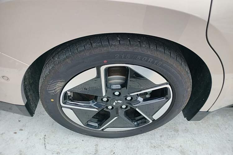 Used Wuling Xingguang 2025 610 km Smart Flagship Version Right Rear Wheel Hub