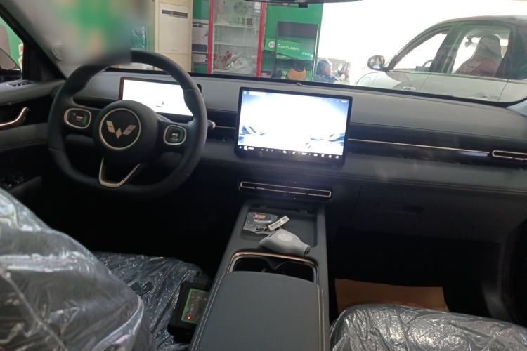 Used Wuling Xingguang 2025 70km Smart Standard Version Center Console