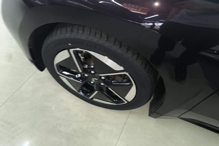 Used Wuling Xingguang 2025 150 km Smart Pilot Version Left Front Wheel Hub