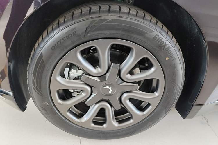 Used Wuling Xingguang 2025 70km Smart Standard Version Left Front Wheel Hub