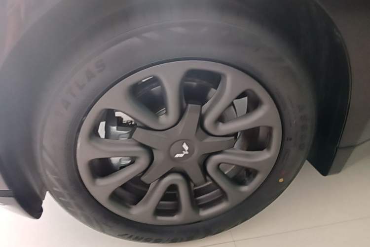 Used Wuling Xingguang 2025 70km Smart Standard Version Left Front Wheel Hub