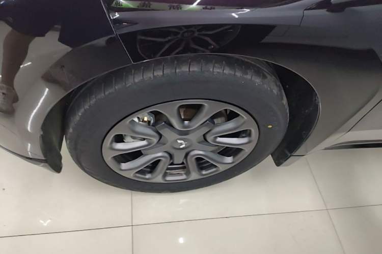 Used Wuling Xingguang 2025 70km Smart Standard Version Left Front Wheel Hub