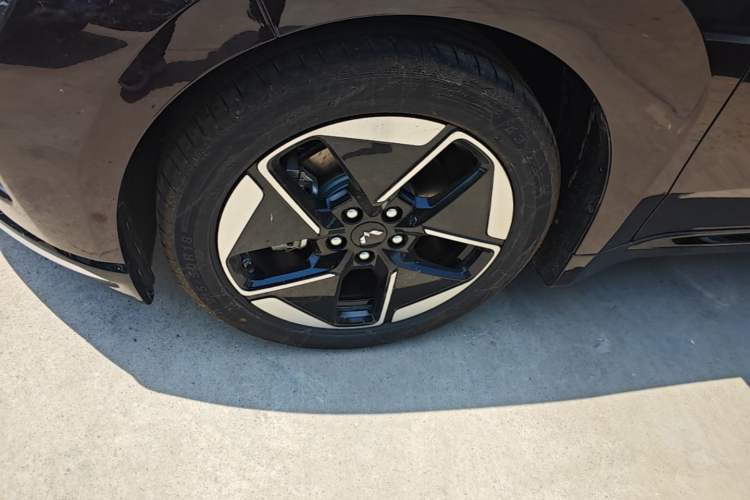 Used Wuling Xingguang 2025 150 km Smart Advanced Version Left Front Wheel Hub