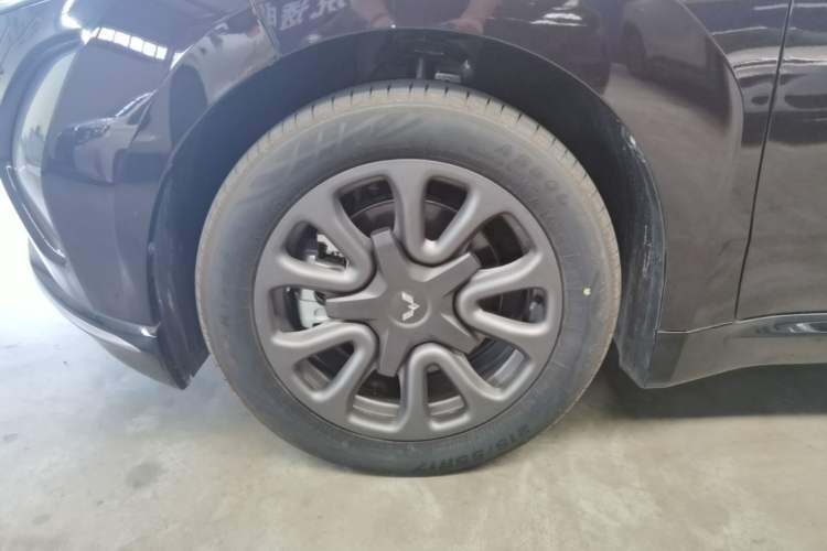 Used Wuling Xingguang 2025 70km Smart Standard Version Left Front Wheel Hub