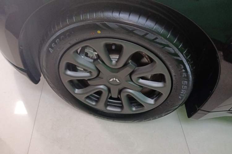 Used Wuling Xingguang 2025 70km Smart Standard Version Left Front Wheel Hub