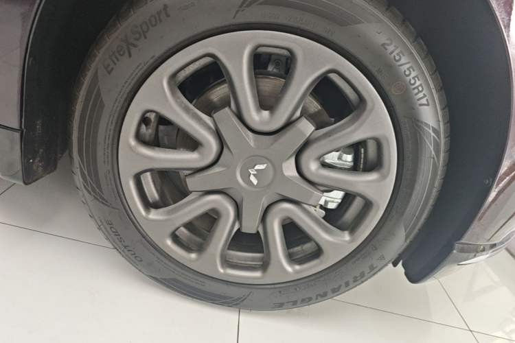 Used Wuling Xingguang 2025 70km Smart Standard Version Right Front Wheel Hub