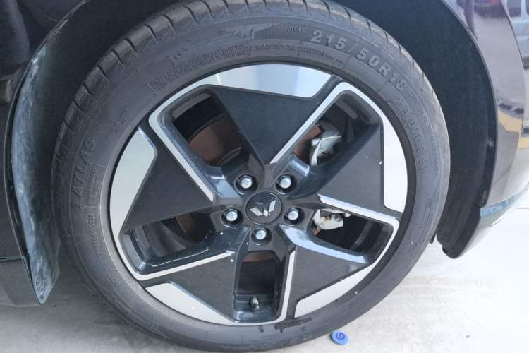 Used Wuling Xingguang 2025 150 km Smart Pilot Version Right Front Wheel Hub