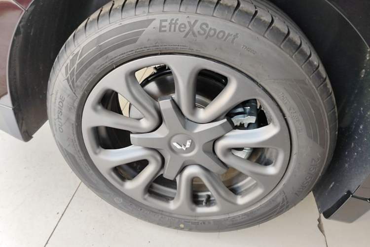 Used Wuling Xingguang 2025 70km Smart Standard Version Right Rear Wheel Hub