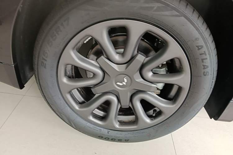 Used Wuling Xingguang 2025 70km Smart Standard Version Right Rear Wheel Hub