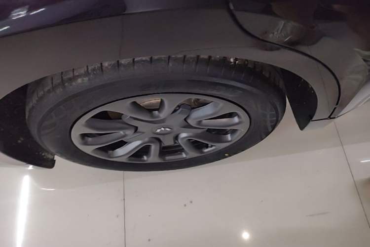 Used Wuling Xingguang 2025 70km Smart Standard Version Right Rear Wheel Hub