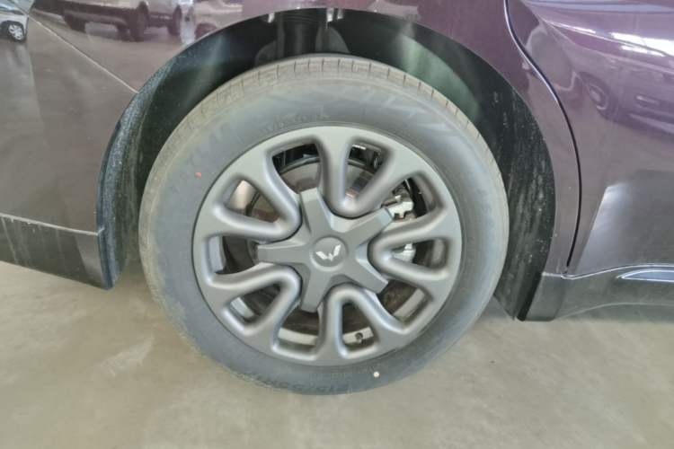 Used Wuling Xingguang 2025 70km Smart Standard Version Right Rear Wheel Hub