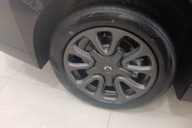 Used Wuling Xingguang 2025 70km Smart Standard Version Right Rear Wheel Hub