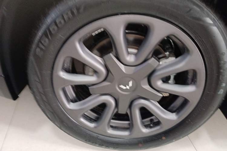 Used Wuling Xingguang 2025 70km Smart Standard Version Right Rear Wheel Hub