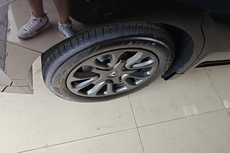 Used Wuling Xingguang 2025 70km Smart Standard Version Right Rear Wheel Hub