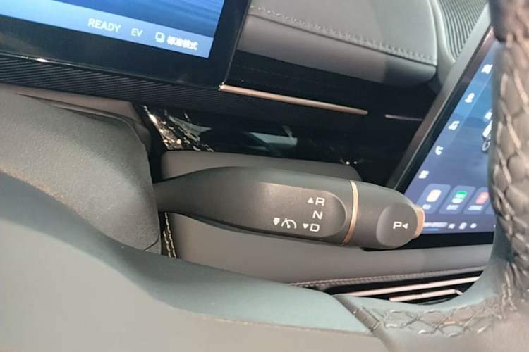 Used Wuling Xingguang 2025 70km Smart Standard Version Gear Lever