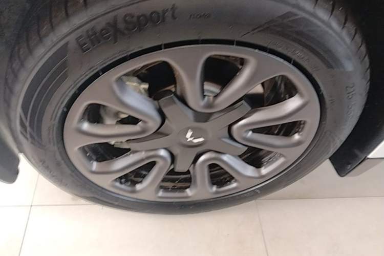 Used Wuling Xingguang 2025 70km Smart Standard Version Left Front Wheel Hub