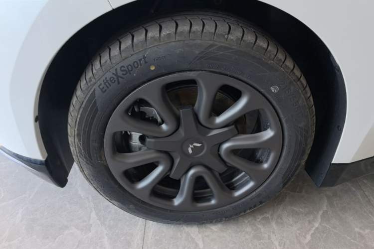 Used Wuling Xingguang 2025 70km Smart Standard Version Left Front Wheel Hub